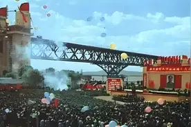 1968年许世友将军亲自出马，使得南京长江大桥工程建设顺利推进视频封面