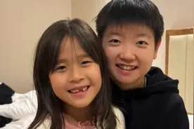 乒二代有多喜欢孙颖莎？笑笑二选一吓到爸，邱贻可女儿坐莎莎怀中视频封面