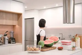韩国主妇的精致生活，享受夏天第一个西瓜，做荞麦面配土豆煎饼吃视频封面