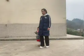 妈妈假装晕倒，看看两岁的宝宝会怎么做，一定要看完了视频封面