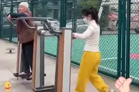 【美女公园健身器材各种操作，老奶奶看的惊掉大牙！视频封面