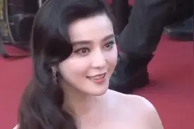 范冰冰素颜出街抱狗被拍，再次引发广大网友纷纷热议视频封面