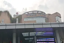 四川大学华西医院，华西医院门诊，来华西医院本部看病的人真多。视频封面