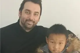 儿子央求了好久，终于见到了心心念念的外国朋友。视频封面