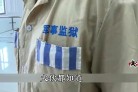 军人犯法还是要站军姿，踢正步进入军事法庭，接受审判。