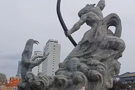 来到岳阳楼区，看到特别雕像。只听后羿射日，原来还有后羿斩巴蛇视频封面