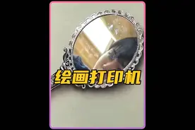 他的绘画作品十分逼真，被称之为行走的“色彩打印机”视频封面
