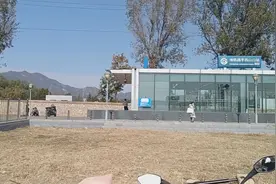 昌平西山口地铁站，紧靠山风和日丽，通勤的车布满了地铁口周围。视频封面