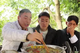 女婿请老丈人吃冬天的第一顿火锅，牛瘪汤火锅视频封面