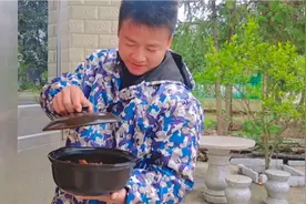 老公端回一锅乳猪肉，把媳妇馋的端锅吃，连最喜欢的土豆都不吃了视频封面