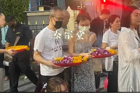 王石田朴珺泰国低调庆生，三岁女儿拜佛有模有样！视频封面