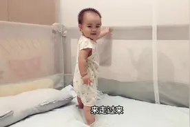 宝宝突然就会走路了！给妈妈高兴坏了，帅不过三秒就趴下了太逗了视频封面