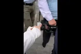 广东台记者采访被街道人员抢夺摄像机，扬言让他们躺着出去视频封面