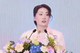 宗馥莉现身销售表彰大会，三处细节暴露了她的本质 ！视频封面