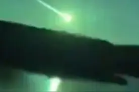 西班牙和葡萄牙上空出现蓝色流星闪光划过夜空视频封面