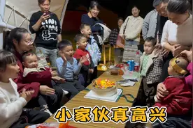 韩总女儿生日请大家吃饭，小语出奇的害羞，吃完蛋糕躺平休息真逗视频封面