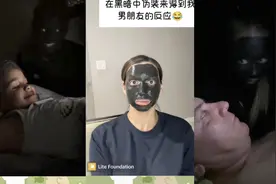 tiktok热门整蛊，把脸涂黑吓在暗夜中玩手机的老外，把人都吓懵了视频封面