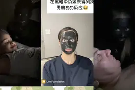 tiktok热门整蛊，把脸涂黑吓在暗夜中玩手机的老外，把人都吓懵了视频封面