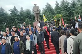 一支特殊的红领巾队伍来到韶山，向主席献花深深三鞠躬，震撼全场视频封面
