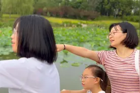姑姑带梦雨出来散心，看到久违的锦鲤，希望未来一切安好！视频封面