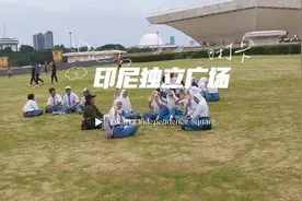 穆斯林阳光少女 近身观赏军队表演 坦克 军车 独立纪念碑视频封面