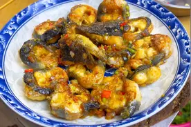 潮汕“乌耳鳗”也叫白鳝，今天分享葱炒鳗鱼块做法，葱香味浓