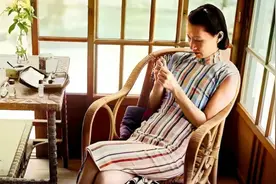 赵一荻的生活照，坐在藤椅上人淡如菊，陪伴张学良36年后才有名分视频封面