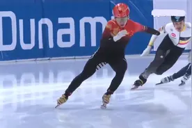 中国短道速滑选手在赛场上全力冲刺，热血拼搏！视频封面