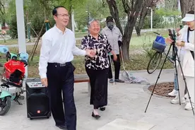 大叔梳头邀请最美广场舞大妈跳舞太逗了，两位老人跳得太美了！视频封面