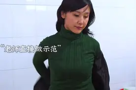 大山里的孩子洗澡竟不脱衣服，老师亲自做起了示范