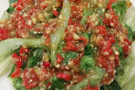 把生菜倒入滚烫的开水中，出锅后就是一道传统美食，让人回味无穷