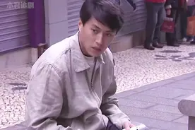 美女不小心掉了100块钱，男子看到后犹豫了下还是用脚踩住 #靳东视频封面