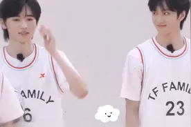 刘耀文一遇到宋亚轩就开心止不住，温柔照亮整个人#时团#文轩#视频封面