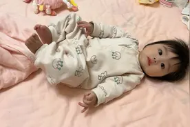 这孩子真棒，天天没事就翻身，或者摸自己的脚，还没到六个月的娃视频封面