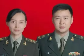 士兵成功求婚女中校副团长，两人结婚照爆出，如今，过的怎么样？视频封面
