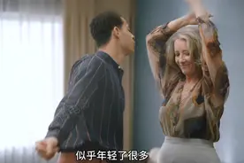 小伙喜欢上了70多岁的女人，展开了疯狂的追求。视频封面
