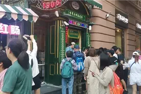 哈尔滨这两天也很热，马迭尔冰棍儿每天都排队。视频封面