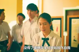 校园里，青春洋溢，老师与学生一起奔跑，这所学校充满活力！视频封面