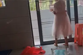 姐姐在给弟弟一个惊喜视频封面