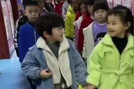 幼儿园里的牵手活动，最后的小男孩情商真高，以后绝对不缺女朋友视频封面
