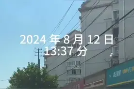 山东青岛。一名老人在烈日下手持水管跟在洒水车后面跑视频封面