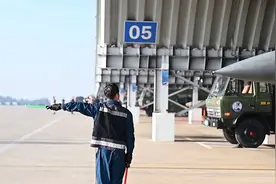 罕见大片！歼-10C空中格斗视频封面