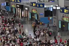 花24000元买的LV包背5小时后铆钉掉落LV客服：线下门店可换货不能视频封面