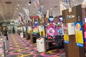 日本门司弹珠店上新机器，摆花圈搞庆祝；机型多，总有一款适合你视频封面