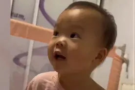 宝宝洗澡时的可爱瞬间😍🛀👶🏻视频封面