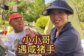 天津一米高小小哥一人两车自驾游，在户外做饭请美女喝鸡汤视频封面