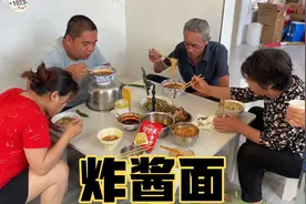 甘肃农村人的午饭吃啥？父母下地回家媳妇做了炸酱面，排骨真好吃视频封面