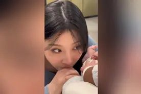 同样是臭脚丫子，怎么能区别对待呢温馨一刻：妈妈与宝宝亲密互动视频封面