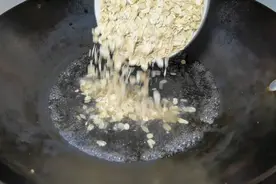 把燕麦片倒进滚烫开水里，做法简单好吃，出锅太香了，天天吃不腻视频封面
