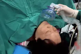妻子还在生孩子，丈夫却让医生给她结扎视频封面